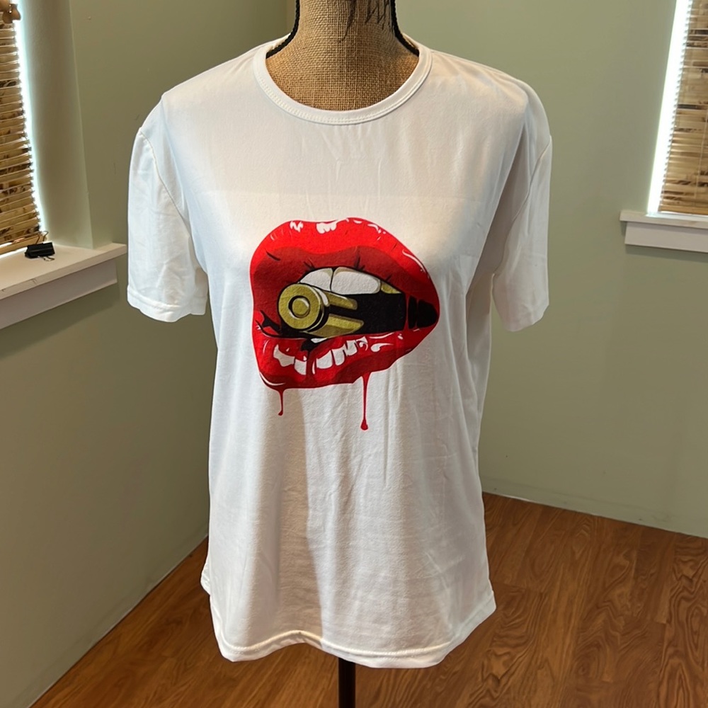 Chase Graphic T-shirt With Lips And Teeth Biting A Bullet Size XL